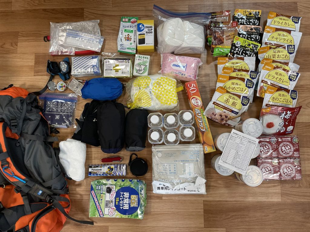 寝室に置いている30Lの登山リュックと、中に入れている防災用品
