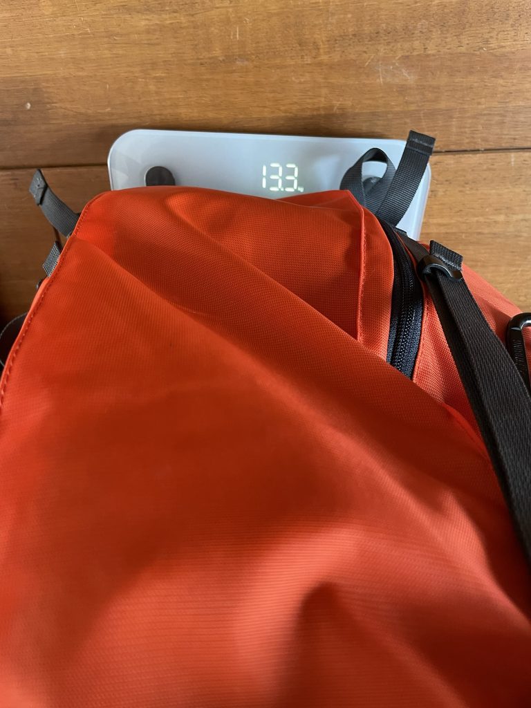 体重計に載せた登山リュック。中身を詰めた状態で13.3kgを表示している