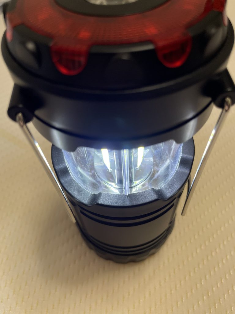 引き上げて点灯させた電池式のLEDランタン